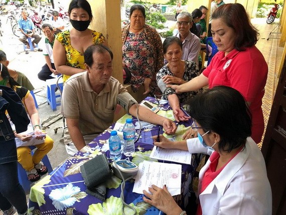 醫生正給病人診病。