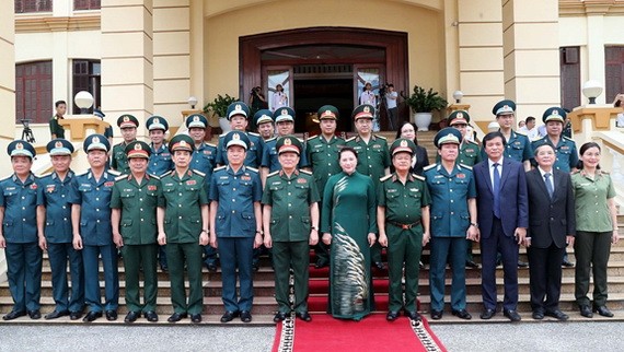 國會主席阮氏金銀（前中）同空軍防空軍種幹部合照。（圖源：VOV）