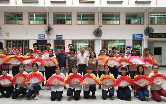 啟秀師生為元宵節遊行活動作準備。