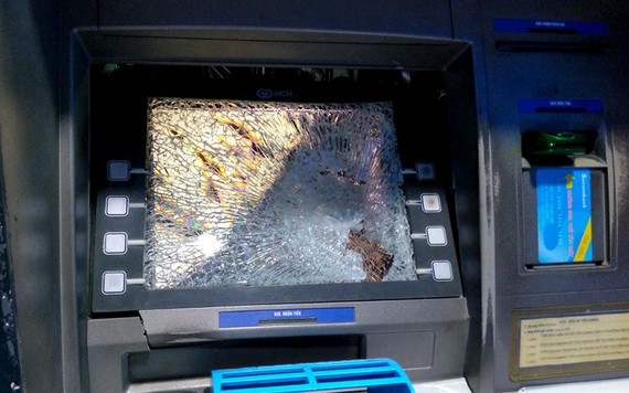 櫃員機的屏幕被砸壞。（示意圖源：田升）