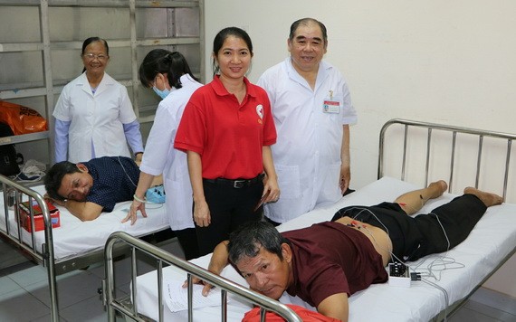 醫師正為病人針灸。