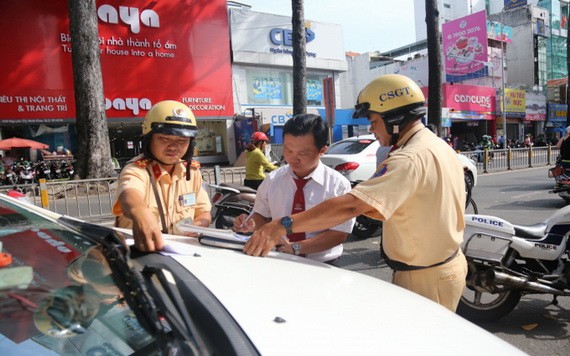 本市交警處罰違規駕駛者。（圖源：文決）