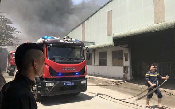 消防車隊相繼趕抵現場開展滅火行動。（圖源：霸山）