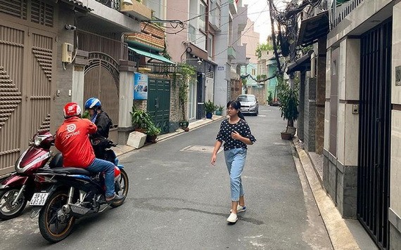 拓寬後的富潤郡第三坊162號小巷面目一新，巷道筆直寬敞、美觀明亮。（圖源：黃江）