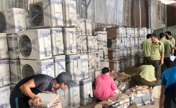 市場管理人員突檢一起私貨倉庫。（圖源：田升）