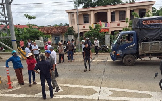 當地數十家民戶聚集在26號國道伊雅達BOT收費站阻止車輛行駛並提出賠償抗議。（圖源：達樂報）