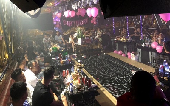 職能力量突檢Victory卡拉OK店的一間K房時的現場。（圖源：警方提供）