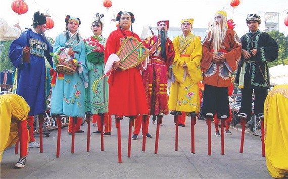 元宵節的八仙踩高蹺表演。