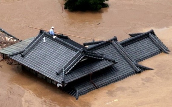 有人需爬上屋頂等待救援。（圖源：互聯網）