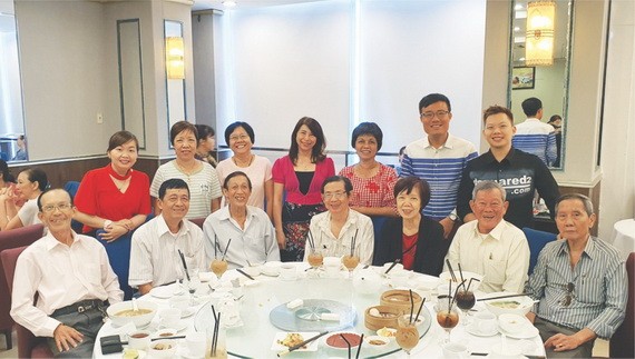 作者（後排右一）與華文文友合影。