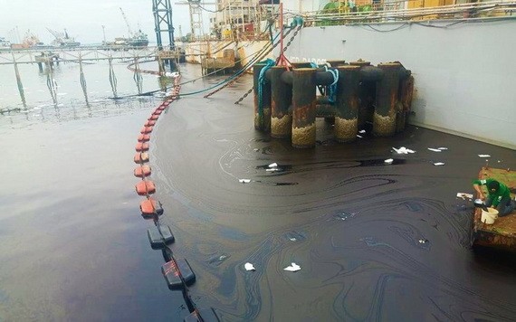 海岸警衛隊和當地消防部門已經展開行動，防止燃油進一步蔓延至海岸。（圖源：菲律賓海岸警衛隊）