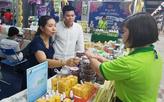 消費者在國貨促銷會選購日用品。（圖源：如萍）