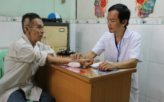 華人醫師林計同為榮軍烈士家屬把脈。