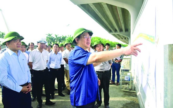 河內市委書記王廷惠（前右）親往視察首都環市三路拓寬投資項目。（圖源：曰成）