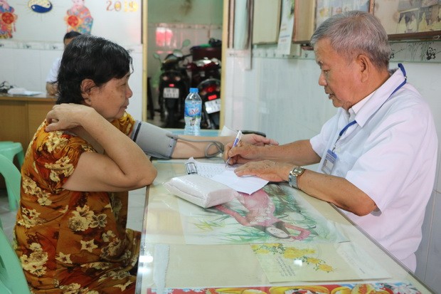 第六郡東醫會關照榮軍 -  烈士家屬健康 ảnh 1