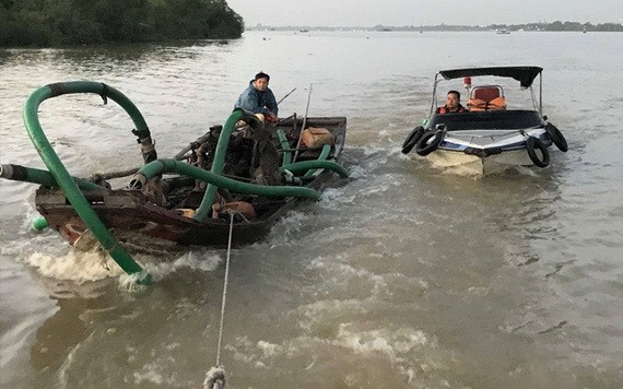 圖為被職能力量扣押的一艘非法採沙船。（圖源：天王）