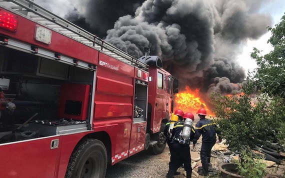 消防隊員們在火警現場展開滅火行動。（圖源：段俊）