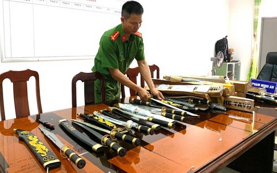 被查獲扣留的刀械。（圖源：NN）