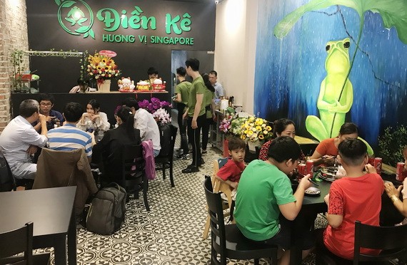 食客在該餐廳用餐。