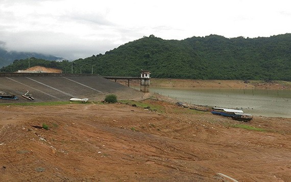 水庫乾涸，大大影響農作物後期生長的灌溉用水。（圖源：VOV）