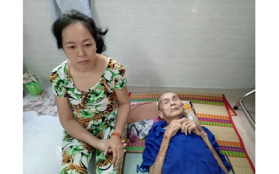 楊玉鳳與年近九旬的父親楊江都中風。