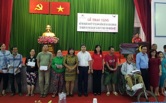 組委會向平新郡殘疾勞動者贈送禮物代金。