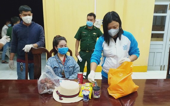 圖為被扣留的一名非法入境女子（中）。（圖源：TTO）