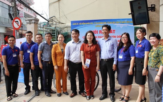 郡、坊領導與上門服務人民小組合照留念。