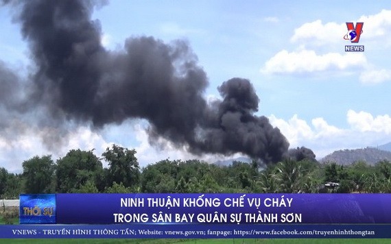 寧順省成山軍事機場油庫失火，濃煙滾滾直衝天際。（圖源：VNews）