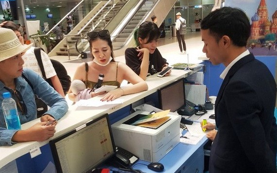 被取消航班的乘客向航空公司代表投訴表示不滿。（圖源：文玉）