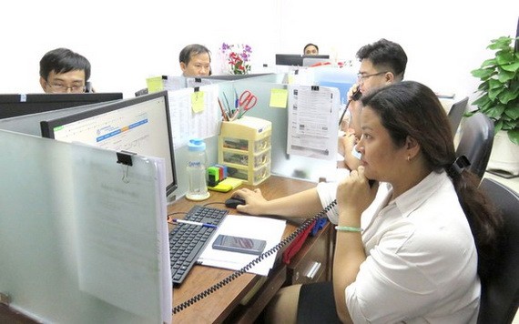 堤岸供水股份公司的熱線客服人員全天候 接受客戶的反饋。