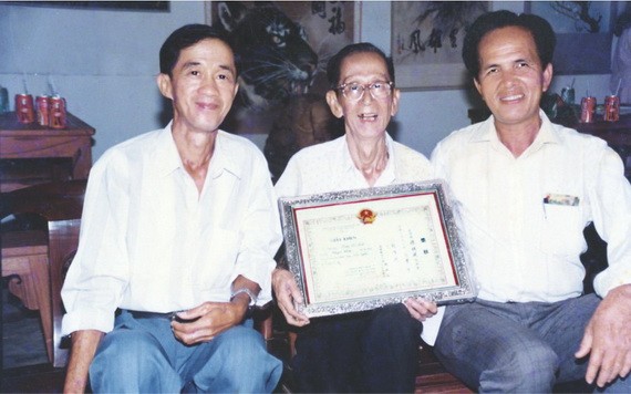 作者與文錦寧（左）、陳祖瑛（中）攝於蓮潭公園文友新春聚會。