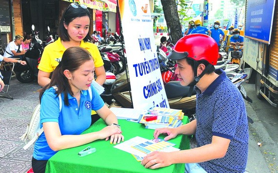 職能力量給市民指引參保手續。