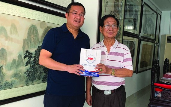趙騫會長（左）向張漢明畫家贈送禮物。