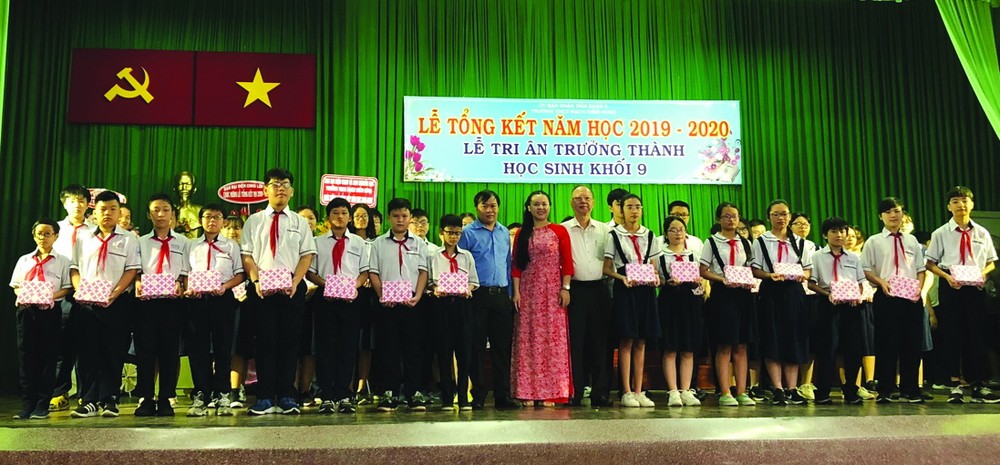 穗城會館理事長盧耀南向優秀生頒發獎學金。