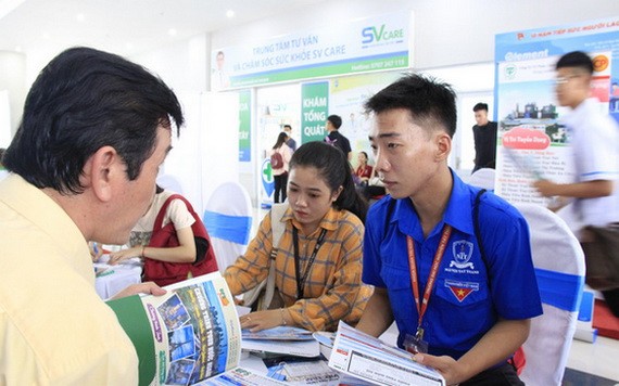 年輕求職者在招聘會上尋求工作機會。（圖源：功趙）