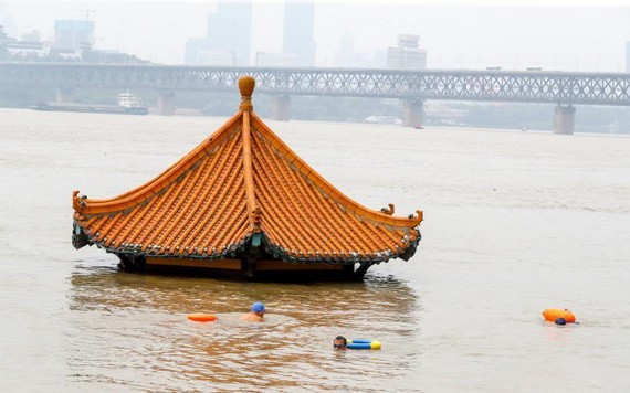 市民游泳經過被洪水淹沒的黃花嘰親水平台。（圖源：互聯網）