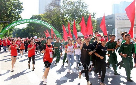 “為全民健康”奧林匹克跑步活動出發時的氣氛充滿活力。（圖源：越通社）