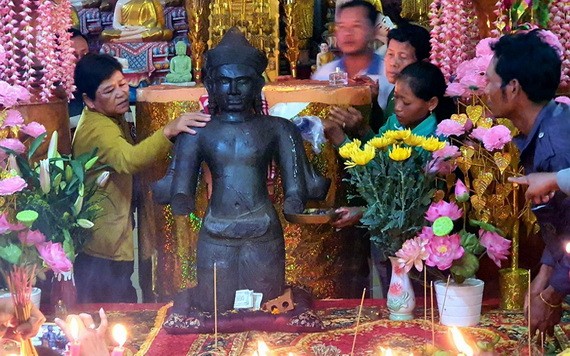 約200人赴富新鄉福順村四面寺上香祭拜一尊黑石塑像。（圖源：忠孝）