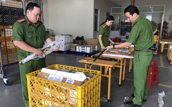 公安力量檢查藏利器的包裹郵件。（圖源：警方提供）