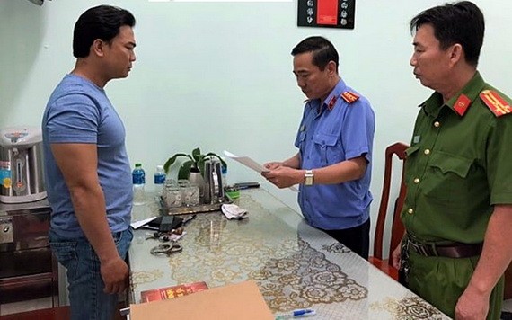 黎明山（左）站立著聽取執法警員宣讀逮捕令。（圖源：BPN）