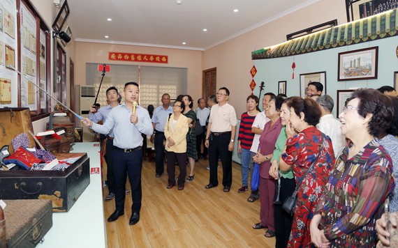 麒麟向觀眾介紹每一件老物品的背後故事。