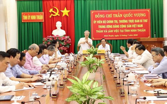 黨中央書記處常務書記陳國旺（中左）主持會議。（圖源：越通社）