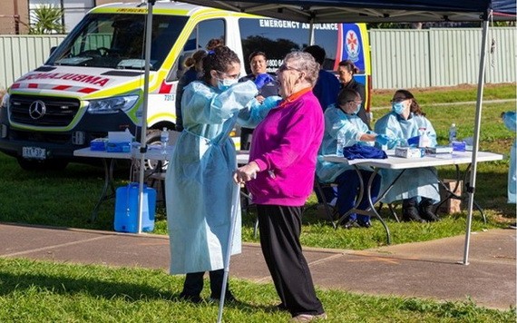 墨爾本疫情嚴重，防疫人員為民眾採樣檢測。（圖源：Getty Images）
