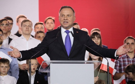 現任總統杜達在12日舉行的波總統選舉第二輪投票中獲勝，連任總統。（圖源：EPA）