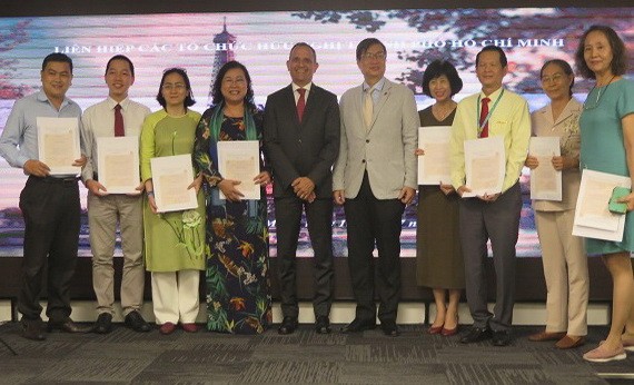 法國駐本市總領事Vincent Floreani（左五）同與會代表合影留念。（圖源：VOH）