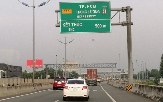 本市-忠良高速公路的高速公路終點標誌。