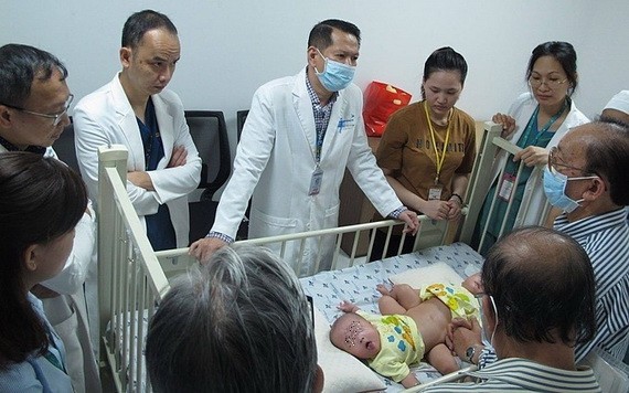 手術醫護隊伍經過多次會診後決定今(15)日為這兩名罕見腹部盆骨連體女嬰進行分離手術。（圖源：院方提供）