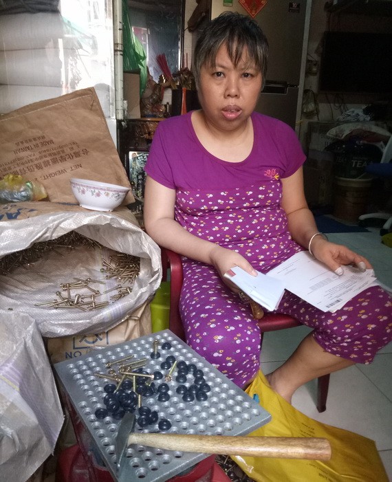 關婉嫻加工螺絲釘以掙點收入。