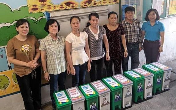 第五郡第十一坊婦女會贈送分類垃圾桶 給居民。